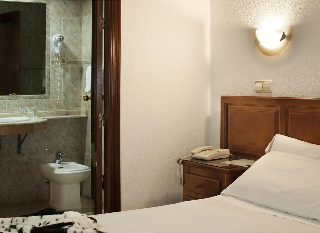 Hotel Martin Toledo Bagian luar foto